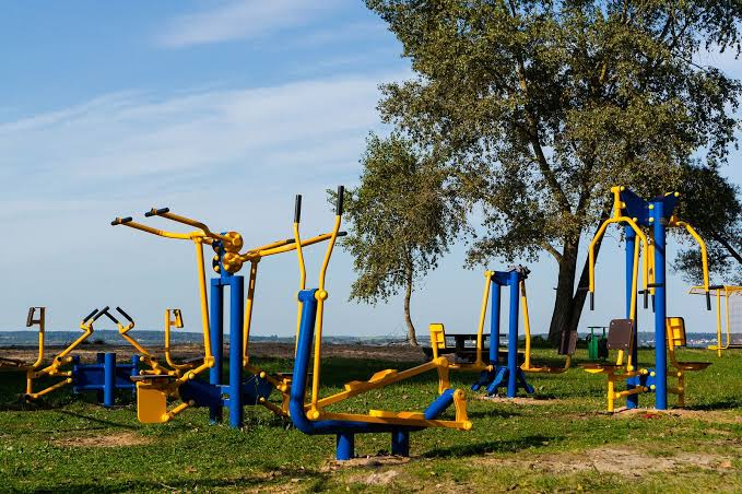 Fitness-Pro-Sobre-Nosotros-Hombre-soldando-una-maquina-de-gimnasio.webp